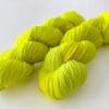 il_fullxfull.6763874077_4pe1.jpg Handgeverfd superwash Merino-nylongaren 'Neon Geel'