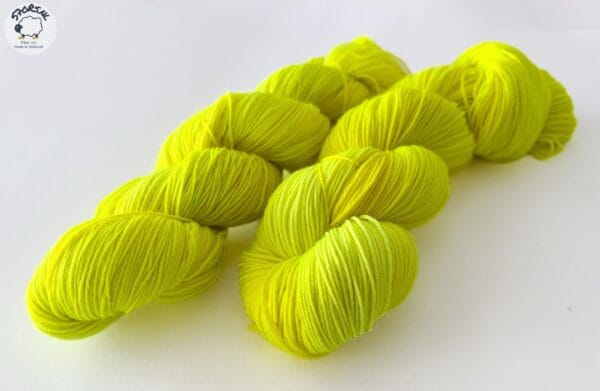 il_fullxfull.6763874077_4pe1.jpg Handgeverfd superwash Merino-nylongaren 'Neon Geel'