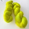 il_fullxfull.6763874363_pamy.jpg Handgeverfd superwash Merino-nylongaren 'Neon Geel'