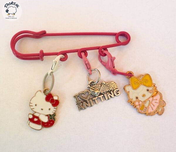 01EAB722-16EF-47F8-9860-4E8CDFF6077B Drie steek markeerders op een handige kiltspeld.