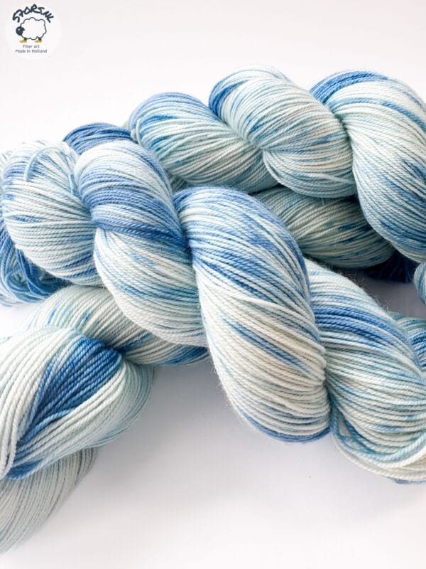 20AB0B8F-9498-49D3-82D1-E90A32D270BB Delft 2 - Handgeverfd merino garen