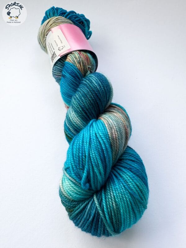 61c776e6-6a0e-4cae-9fd4-4bf8fea9cc99 Under the Sea – hand-dyed merino yarn with ocean vibes