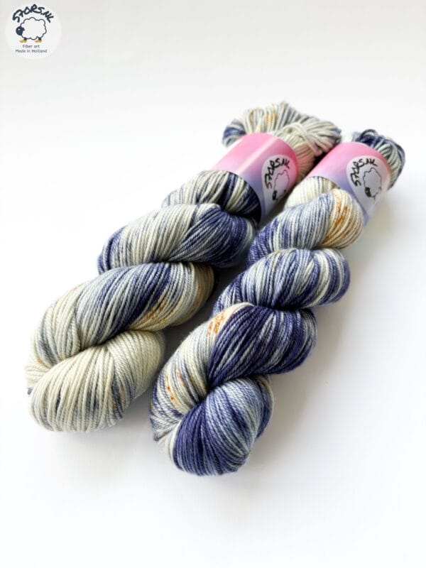 6389F926-C513-4D49-AF67-596D558EDE2F Hand geverfd merino garen. 'Prins carnaval'.