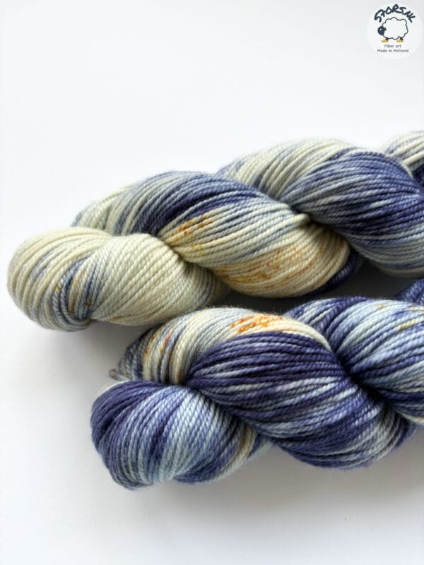 7EA5F6BC-671B-4434-B6B7-FEE3C1C89676 Hand geverfd merino garen. 'Prins carnaval'.