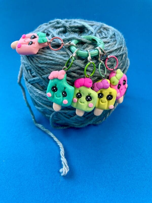 il_fullxfull.5820621310_qmj9.jpg Vijf steek markeerders met ijsjes.