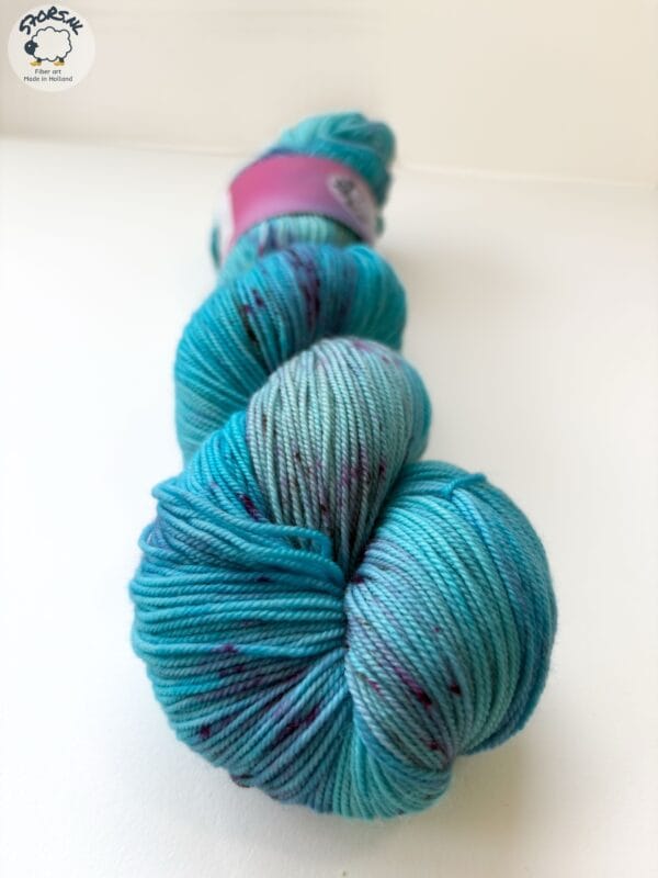 023B184D-DDFD-4C25-AC0F-46D0889A6F14 Onder de pruimenboom – Handgeverfd Merino garen vol kleur