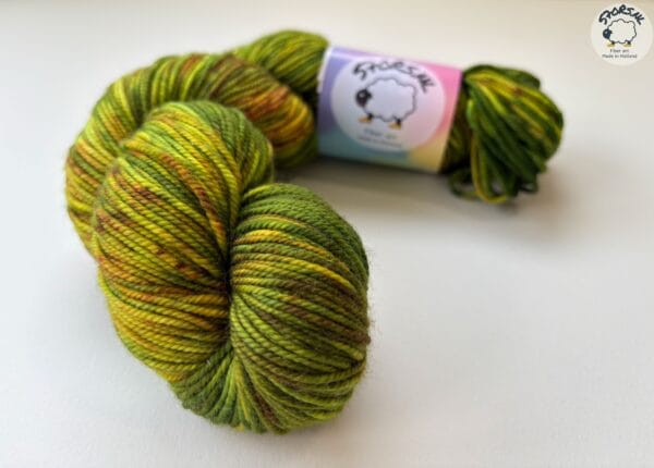 0969BA6E-BC0E-4572-B75C-2C275002E04A Zwarte Woud – handgeverfd merinogaren in bosgroen