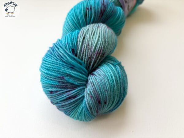 0C752B51-0111-4CA3-802D-63EC21C54825 Onder de pruimenboom – Handgeverfd Merino garen vol kleur