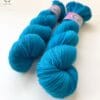 Pino Blauw – Helderblauw handgeverfd Merino garen