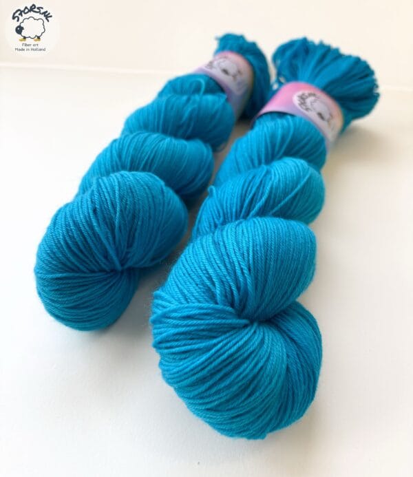 Pino Blauw – Helderblauw handgeverfd Merino garen