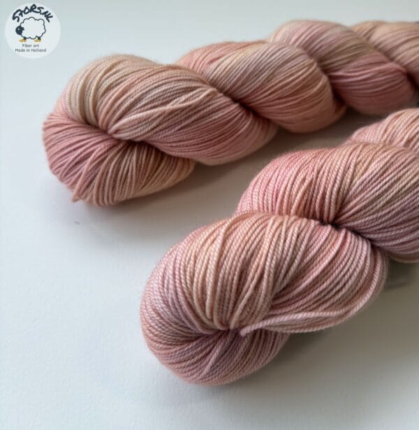 191B7FD7-CB26-41D0-91D0-CDBF5103B395 De blozende kabouter – handgeverfd merinogaren in zacht roze