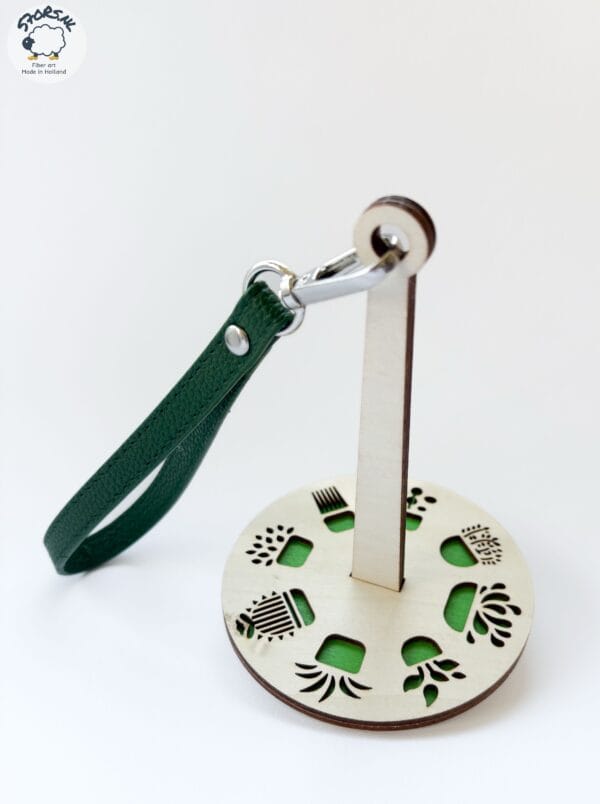 2292A096-2E49-4E5E-8BA2-94F977169921 Mini minder, houder voor een gecaked bolletje wol.