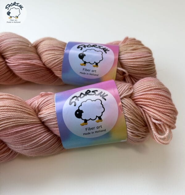 424A851B-B06A-4427-8273-087D7C8268CE De blozende kabouter – handgeverfd merinogaren in zacht roze