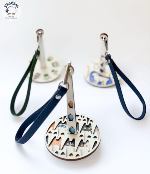 4CDA6408-4359-43B1-B86F-19CBDEC1990E Mini minder, houder voor een gecaked bolletje wol.