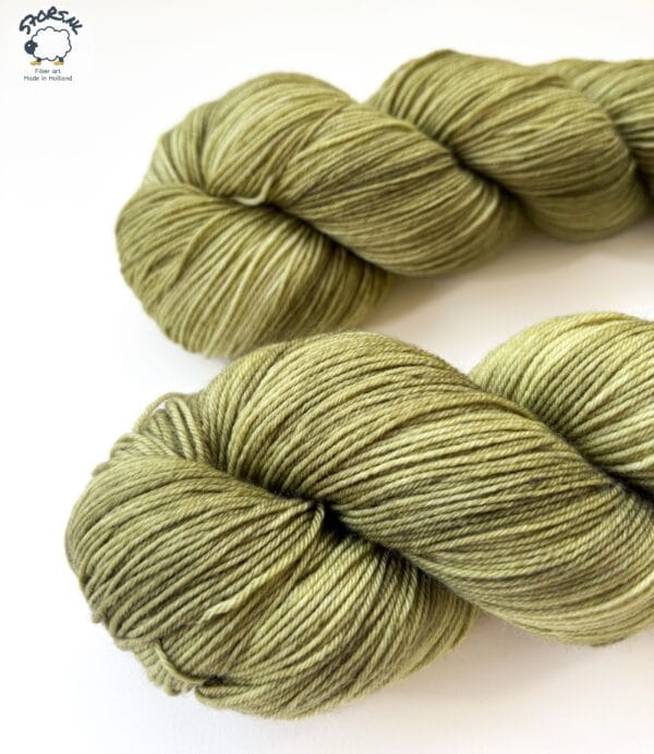 4efe3ad5-d203-4c79-9ef6-b8fba19457ba-3 Korstmos – semi-solid handgeverfd merinogaren in mosgroen