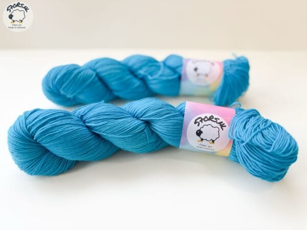 Pino Blauw – Helderblauw handgeverfd Merino garen