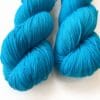 Pino Blauw – Helderblauw handgeverfd Merino garen