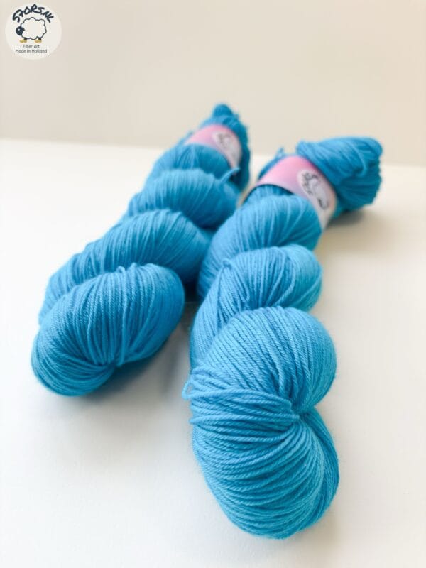 Pino Blauw – Helderblauw handgeverfd Merino garen