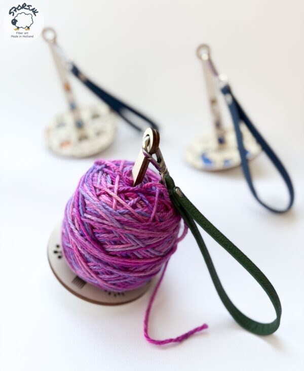 7171AF57-434E-4B81-9070-3698944D644E Mini minder, houder voor een gecaked bolletje wol.