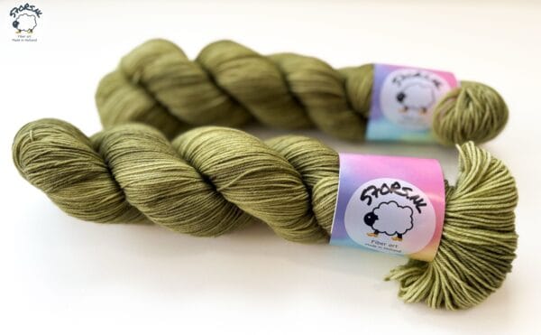 99870fe0-a0bb-4f04-a816-ed19396dc118-2 Korstmos – semi-solid handgeverfd merinogaren in mosgroen