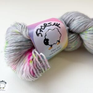Grijs met neon spikkels – Handgeverfd Merino single ply garen