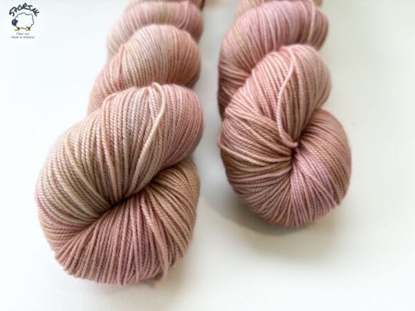 C67E93A2-DBCB-4774-9F5F-27FE0DB897B1 De blozende kabouter – handgeverfd merinogaren in zacht roze