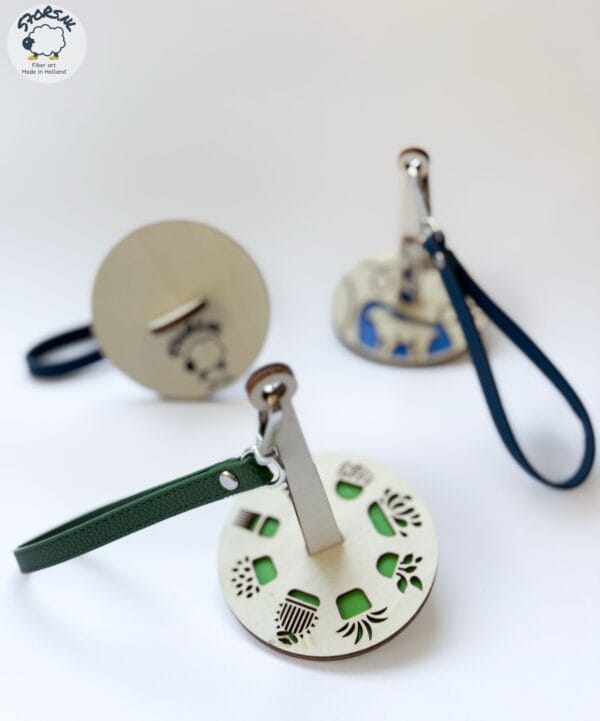 E8E81959-7C64-4702-942D-85E45AF8CC38 Mini minder, houder voor een gecaked bolletje wol.