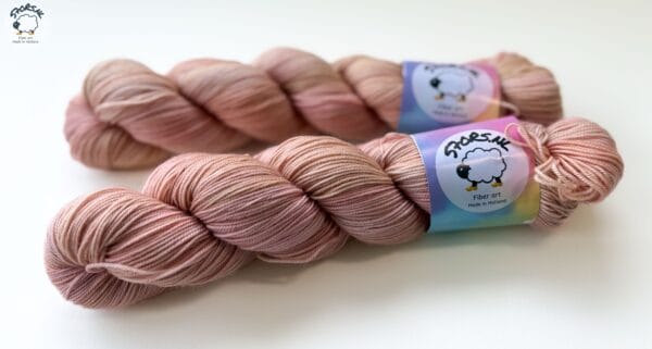 F8CDE353-D5B6-4191-B051-B3EE34EE3054 De blozende kabouter – handgeverfd merinogaren in zacht roze