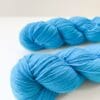 Pino Blauw – Helderblauw handgeverfd Merino garen