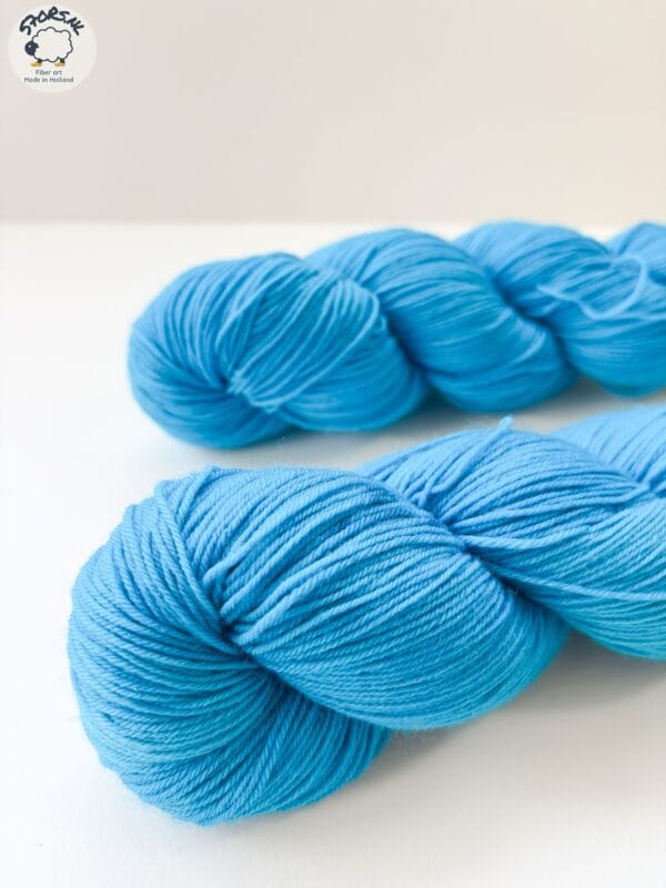 Pino Blauw – Helderblauw handgeverfd Merino garen