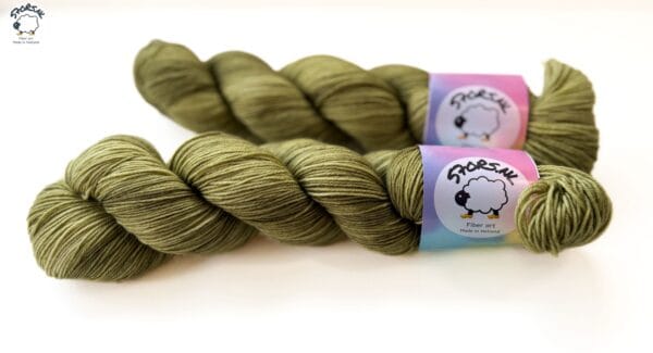 f4c6f618-8925-4358-887c-3ddee7c12bde-2 Korstmos – semi-solid handgeverfd merinogaren in mosgroen