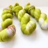 f8d5e4c2-c798-4b4f-9d55-ed88fec7e34d Lelietjes der Dalen – handgeverfd merino sok - of DK-garen