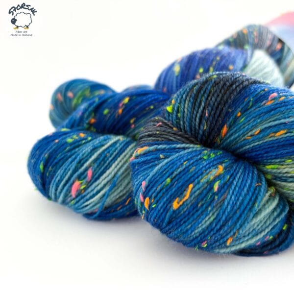 44668657-2047-4F10-BAE6-DC430FE7DD2B Nebula – sokkengaren met neon neps