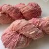 Perzik – Handgeverfd slub yarn in zachte perziktint