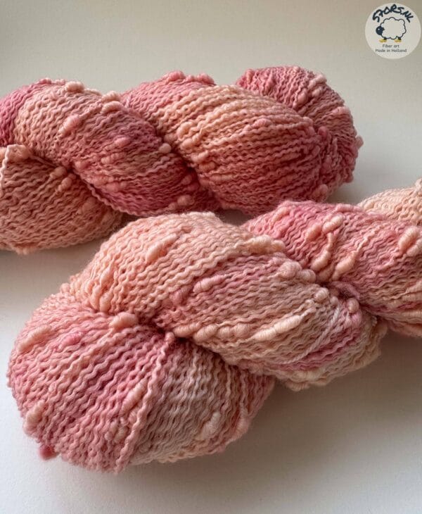 Perzik – Handgeverfd slub yarn in zachte perziktint