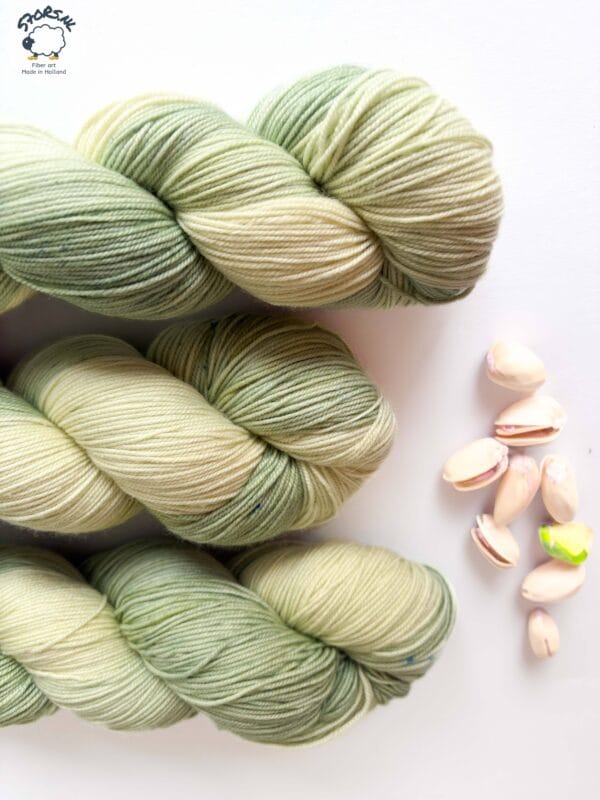 85049543-ECAE-4EC3-94CE-C404D6C08212 Pistache – Handgeverfd sokkengaren in zachte groentinten