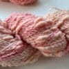 Perzik – Handgeverfd slub yarn in zachte perziktint