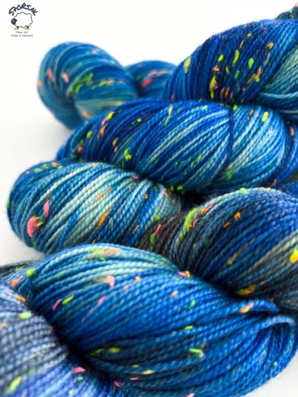 B65AD210-215C-463F-B42A-E5E0DF04AC34 Nebula – sokkengaren met neon neps