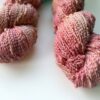 Perzik – Handgeverfd slub yarn in zachte perziktint