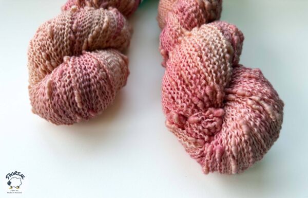 Perzik – Handgeverfd slub yarn in zachte perziktint