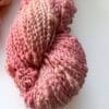 Perzik – Handgeverfd slub yarn in zachte perziktint