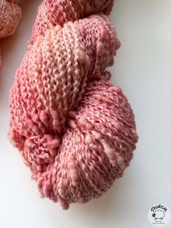 Perzik – Handgeverfd slub yarn in zachte perziktint