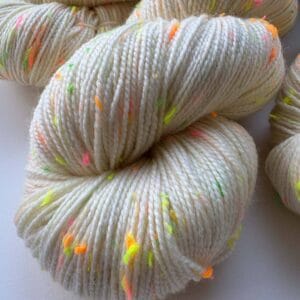 Ongeverfd – Naturel garen met neon confetti neps