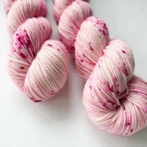 Sakura Blush – zachtroze garen met een vleugje lente