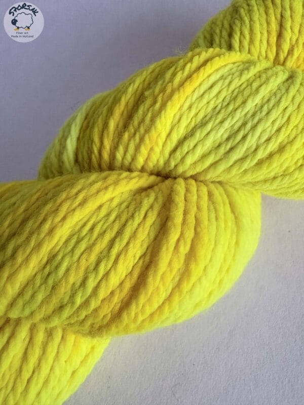 1C8D107B-F082-446C-82DD-3E312448480A Fluorescent yellow โ Merino Aran
