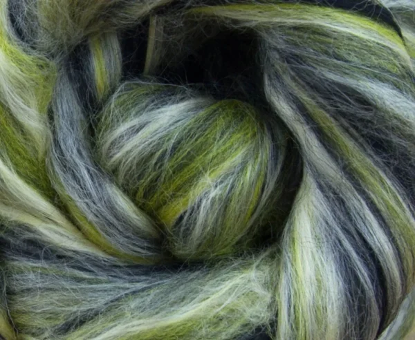 15A17AAE-06BC-4CC6-8B4E-830D3CEC9CA4.webp Detail van Bumble Bee spinvezelblend van World of Wool.