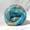 959D7EF1-D0F1-41B8-8932-53E6FE171489.webp Detail van Kingfisher by Scotty spinvezelblend van World of Wool.