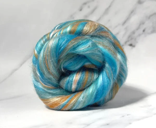 959D7EF1-D0F1-41B8-8932-53E6FE171489.webp Detail van Kingfisher by Scotty spinvezelblend van World of Wool.