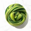 Detail van Calm merino lontwol in groene tinten