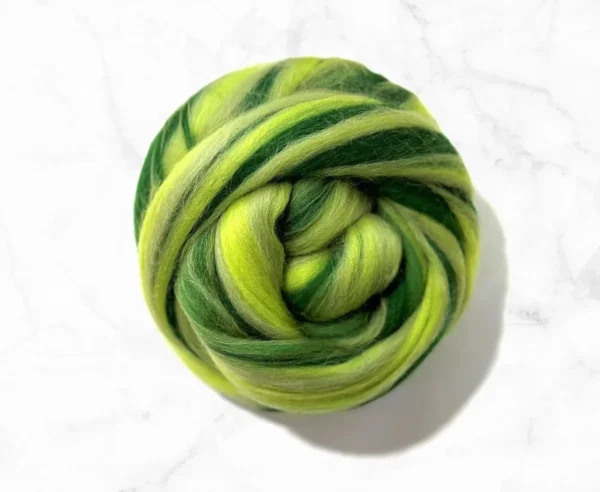 Detail van Calm merino lontwol in groene tinten
